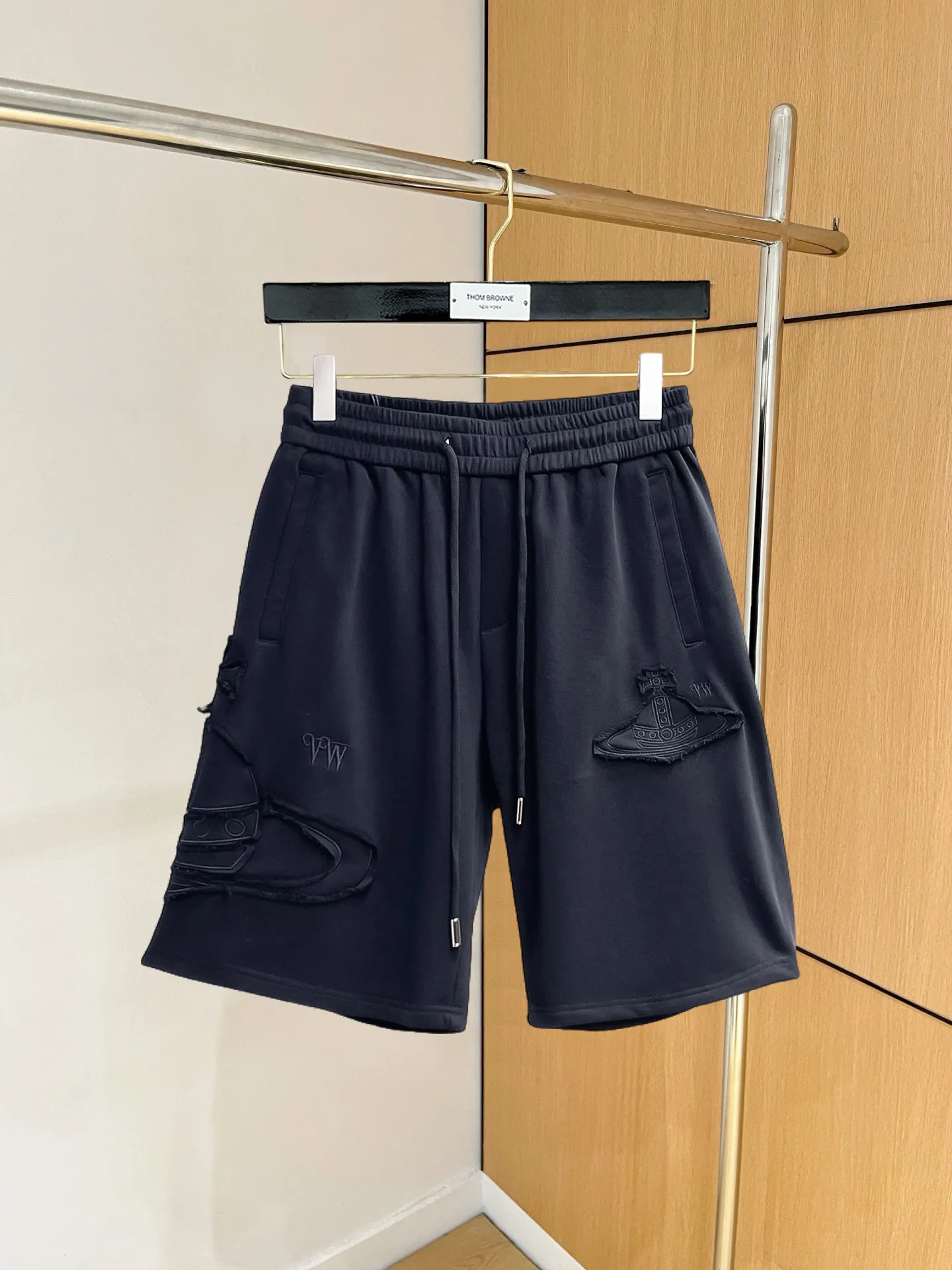 The Queen Mother's three-standard complete 2025 summer New Arrival men's casual shorts, advanced custom-made Breathable fabric, Breathable fabric, extremely stretchy and comfortable, impeccable details, top-grade accessories, original logo design concept, delicate and soft feel! The upper body fit is awesome! Size: M-XXXL Please state your height and weight when ordering